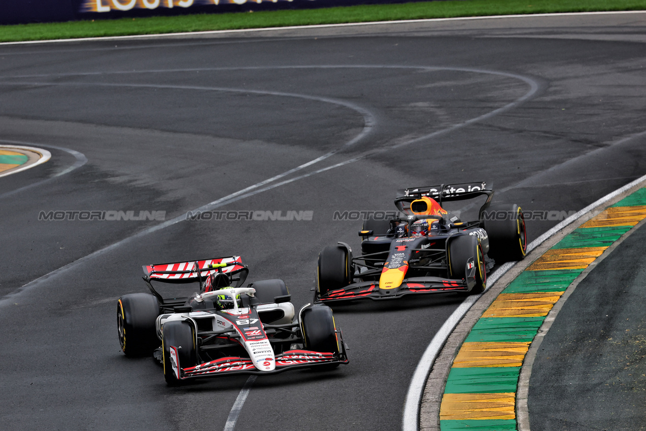 GP AUSTRALIA, Oliver Bearman (GBR) Haas VF-25 e Max Verstappen (NLD) Red Bull Racing RB21.

16.03.2025. Formula 1 World Championship, Rd 1, Australian Grand Prix, Albert Park, Melbourne, Australia, Gara Day.

- www.xpbimages.com, EMail: requests@xpbimages.com © Copyright: Batchelor / XPB Images