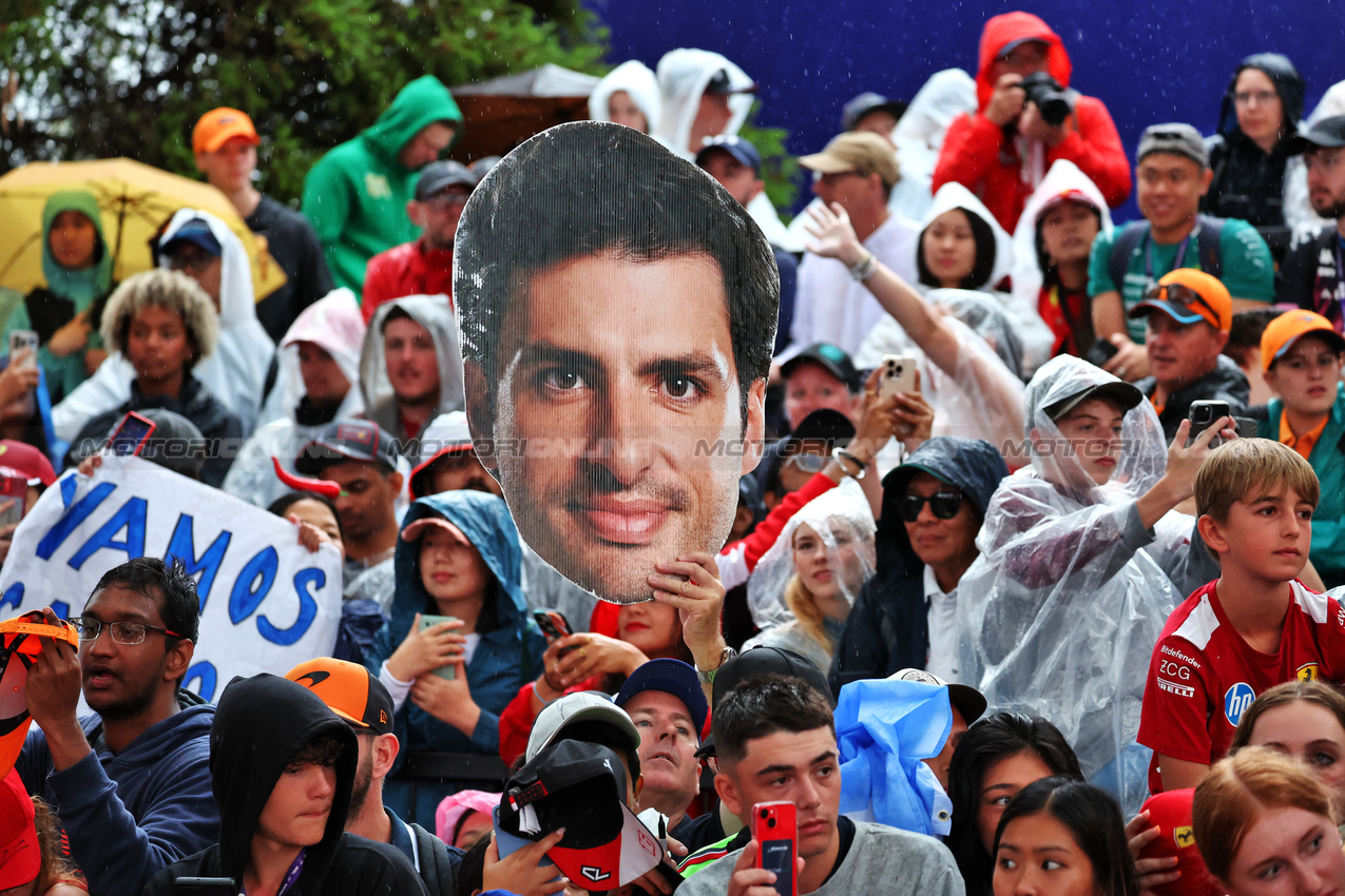 GP AUSTRALIA, Carlos Sainz (ESP) Atlassian Williams Racing fans.

16.03.2025. Formula 1 World Championship, Rd 1, Australian Grand Prix, Albert Park, Melbourne, Australia, Gara Day.

- www.xpbimages.com, EMail: requests@xpbimages.com © Copyright: Moy / XPB Images