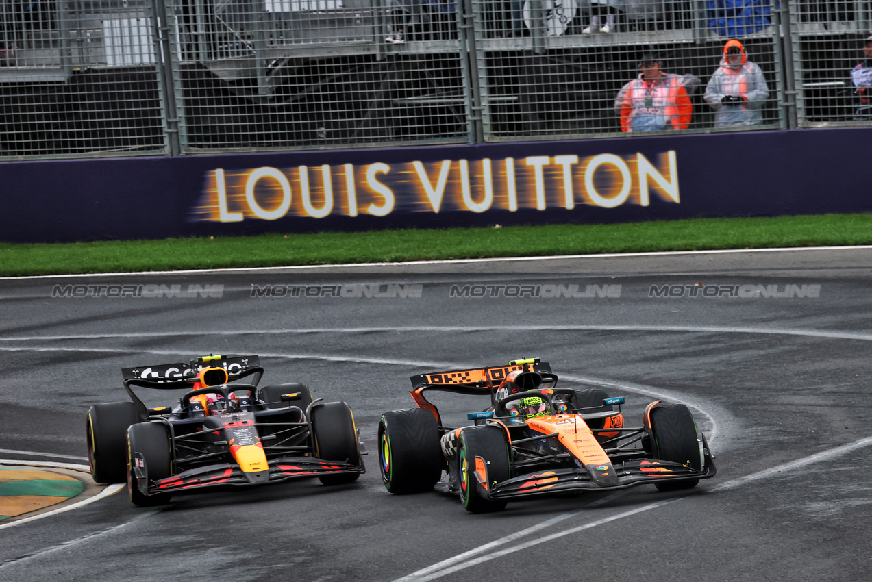 GP AUSTRALIA, Lando Norris (GBR) McLaren MCL39 e Liam Lawson (NZL) Red Bull Racing RB21.

16.03.2025. Formula 1 World Championship, Rd 1, Australian Grand Prix, Albert Park, Melbourne, Australia, Gara Day.

- www.xpbimages.com, EMail: requests@xpbimages.com © Copyright: Batchelor / XPB Images