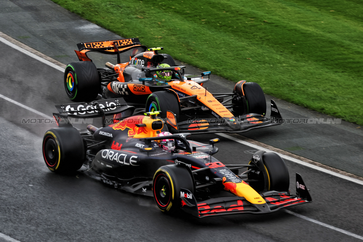 GP AUSTRALIA, Lando Norris (GBR) McLaren MCL39 e Liam Lawson (NZL) Red Bull Racing RB21.

16.03.2025. Formula 1 World Championship, Rd 1, Australian Grand Prix, Albert Park, Melbourne, Australia, Gara Day.

- www.xpbimages.com, EMail: requests@xpbimages.com © Copyright: Batchelor / XPB Images