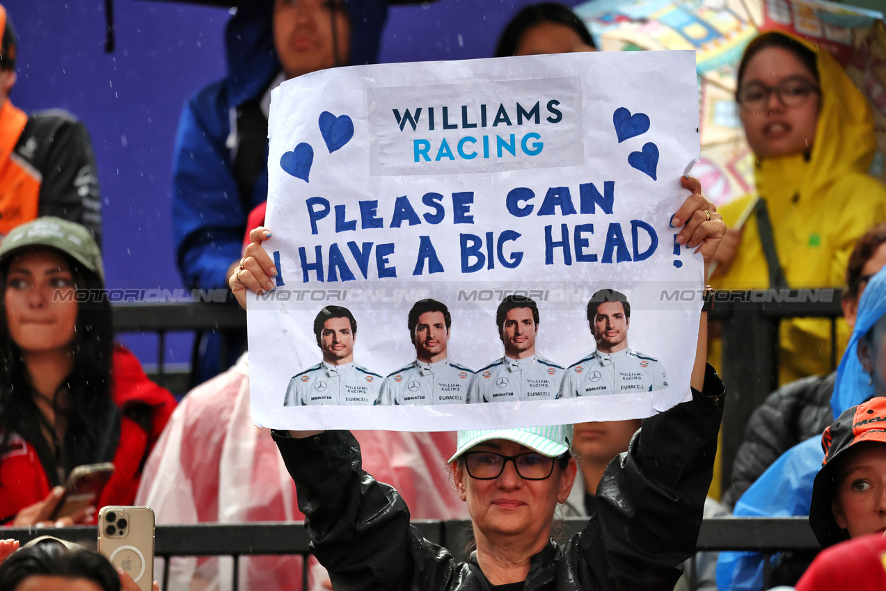 GP AUSTRALIA, Carlos Sainz (ESP) Atlassian Williams Racing fans.

16.03.2025. Formula 1 World Championship, Rd 1, Australian Grand Prix, Albert Park, Melbourne, Australia, Gara Day.

- www.xpbimages.com, EMail: requests@xpbimages.com © Copyright: Moy / XPB Images