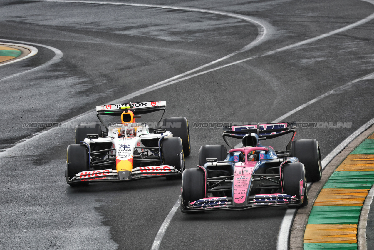 GP AUSTRALIA, Pierre Gasly (FRA) Alpine F1 Team A525 e Yuki Tsunoda (JPN) Racing Bulls VCARB 02.

16.03.2025. Formula 1 World Championship, Rd 1, Australian Grand Prix, Albert Park, Melbourne, Australia, Gara Day.

- www.xpbimages.com, EMail: requests@xpbimages.com © Copyright: Batchelor / XPB Images