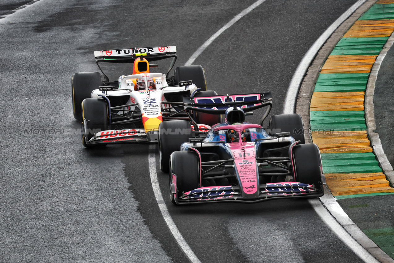 GP AUSTRALIA, Pierre Gasly (FRA) Alpine F1 Team A525 e Yuki Tsunoda (JPN) Racing Bulls VCARB 02.

16.03.2025. Formula 1 World Championship, Rd 1, Australian Grand Prix, Albert Park, Melbourne, Australia, Gara Day.

- www.xpbimages.com, EMail: requests@xpbimages.com © Copyright: Batchelor / XPB Images