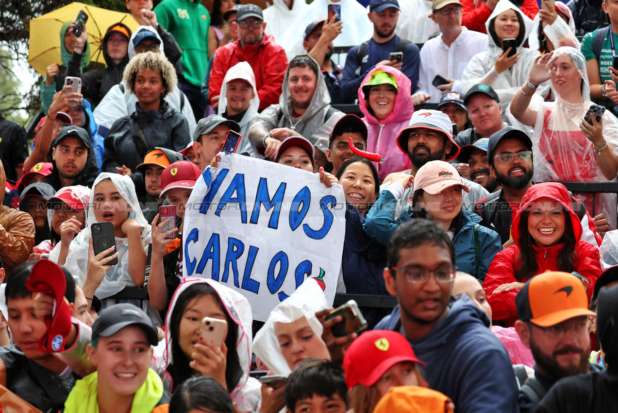 GP AUSTRALIA, Carlos Sainz (ESP) Atlassian Williams Racing fans.

16.03.2025. Formula 1 World Championship, Rd 1, Australian Grand Prix, Albert Park, Melbourne, Australia, Gara Day.

- www.xpbimages.com, EMail: requests@xpbimages.com © Copyright: Moy / XPB Images