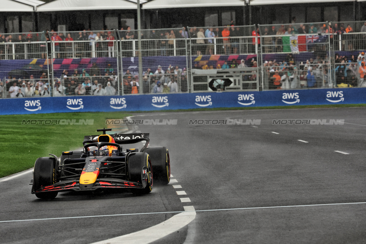 GP AUSTRALIA, Max Verstappen (NLD) Red Bull Racing RB21 enters the pits.

16.03.2025. Formula 1 World Championship, Rd 1, Australian Grand Prix, Albert Park, Melbourne, Australia, Gara Day.

- www.xpbimages.com, EMail: requests@xpbimages.com © Copyright: Bearne / XPB Images