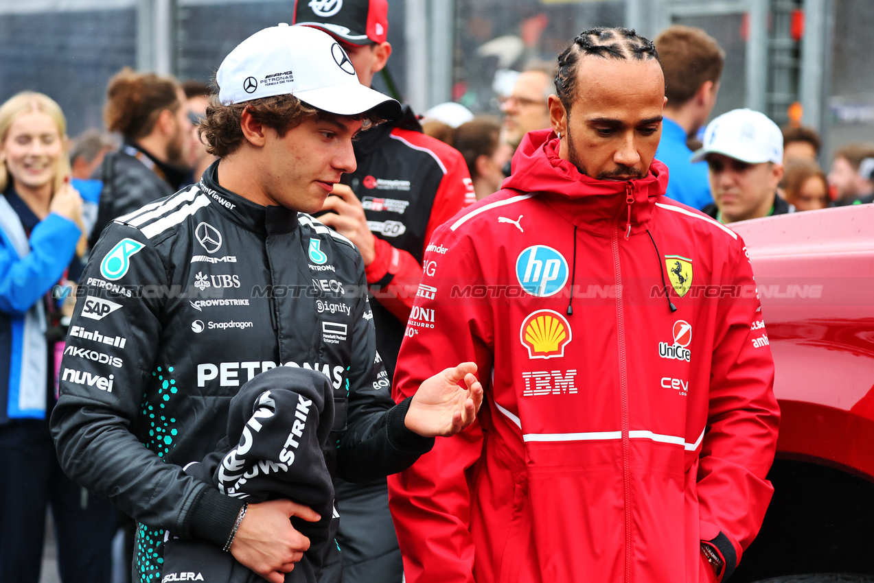 GP AUSTRALIA, (L to R): Andrea Kimi Antonelli (ITA) Mercedes AMG F1 with Lewis Hamilton (GBR) Ferrari on the drivers' parade.

16.03.2025. Formula 1 World Championship, Rd 1, Australian Grand Prix, Albert Park, Melbourne, Australia, Gara Day.

- www.xpbimages.com, EMail: requests@xpbimages.com © Copyright: Batchelor / XPB Images