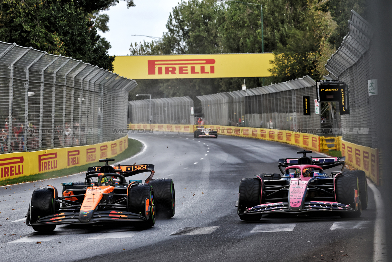 GP AUSTRALIA, Oscar Piastri (AUS) McLaren MCL39 e Pierre Gasly (FRA) Alpine F1 Team A525 battle for position.

16.03.2025. Formula 1 World Championship, Rd 1, Australian Grand Prix, Albert Park, Melbourne, Australia, Gara Day.

- www.xpbimages.com, EMail: requests@xpbimages.com © Copyright: Moy / XPB Images