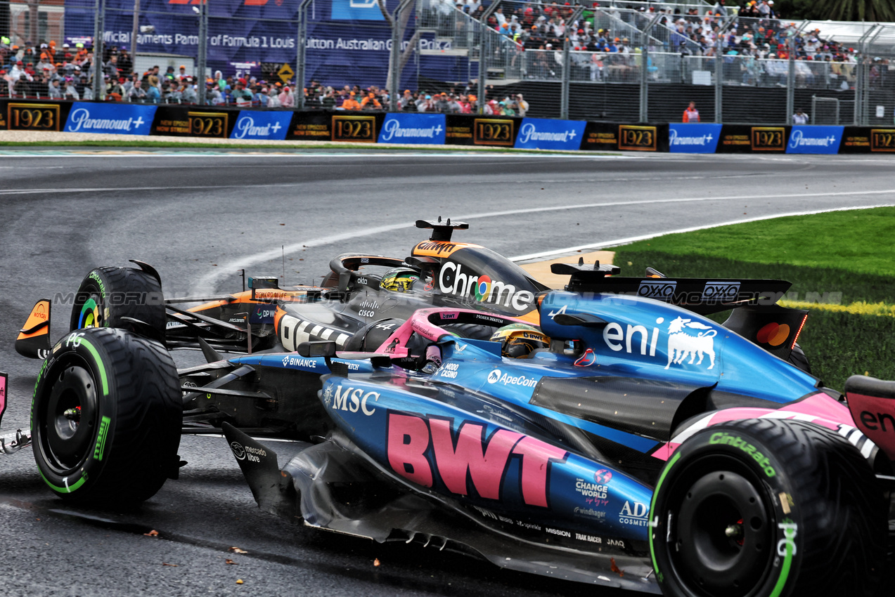 GP AUSTRALIA, Oscar Piastri (AUS) McLaren MCL39 e Pierre Gasly (FRA) Alpine F1 Team A525 battle for position.

16.03.2025. Formula 1 World Championship, Rd 1, Australian Grand Prix, Albert Park, Melbourne, Australia, Gara Day.

- www.xpbimages.com, EMail: requests@xpbimages.com © Copyright: Moy / XPB Images