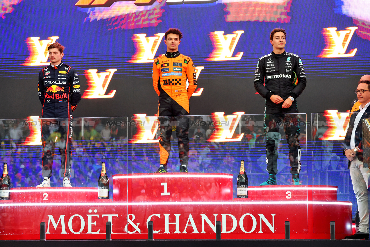 GP AUSTRALIA, The podium (L to R): Max Verstappen (NLD) Red Bull Racing, second; Lando Norris (GBR) McLaren, vincitore; George Russell (GBR) Mercedes AMG F1, third.

16.03.2025. Formula 1 World Championship, Rd 1, Australian Grand Prix, Albert Park, Melbourne, Australia, Gara Day.

- www.xpbimages.com, EMail: requests@xpbimages.com © Copyright: Batchelor / XPB Images