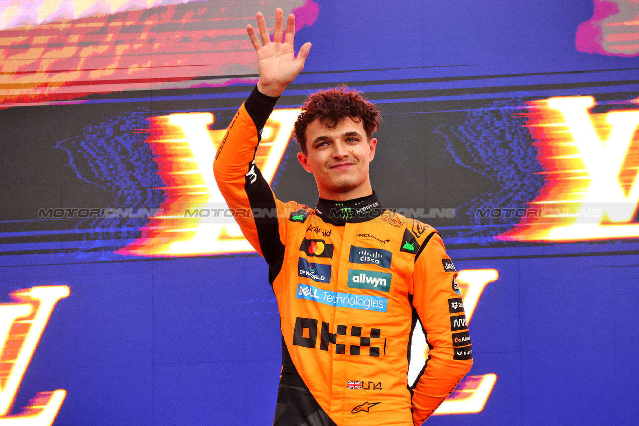 GP AUSTRALIA, Gara winner Lando Norris (GBR) McLaren celebrates on the podium.

16.03.2025. Formula 1 World Championship, Rd 1, Australian Grand Prix, Albert Park, Melbourne, Australia, Gara Day.

- www.xpbimages.com, EMail: requests@xpbimages.com © Copyright: Batchelor / XPB Images