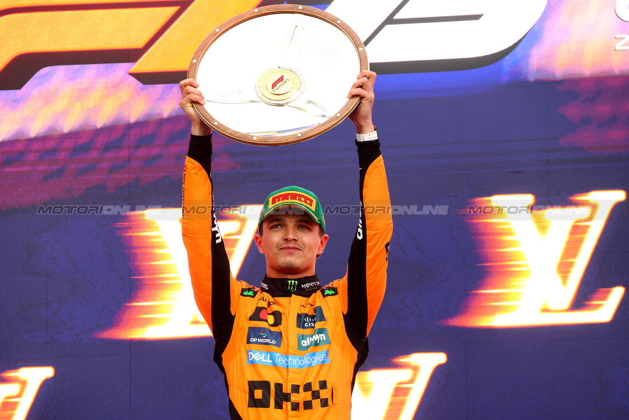 GP AUSTRALIA, Gara winner Lando Norris (GBR) McLaren celebrates on the podium.

16.03.2025. Formula 1 World Championship, Rd 1, Australian Grand Prix, Albert Park, Melbourne, Australia, Gara Day.

- www.xpbimages.com, EMail: requests@xpbimages.com © Copyright: Batchelor / XPB Images