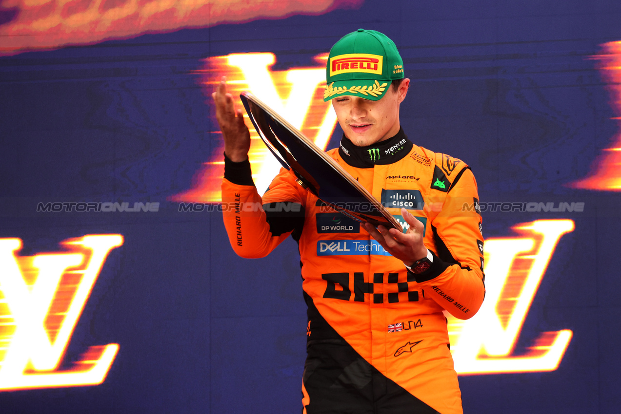 GP AUSTRALIA, Gara winner Lando Norris (GBR) McLaren celebrates on the podium.

16.03.2025. Formula 1 World Championship, Rd 1, Australian Grand Prix, Albert Park, Melbourne, Australia, Gara Day.

- www.xpbimages.com, EMail: requests@xpbimages.com © Copyright: Batchelor / XPB Images