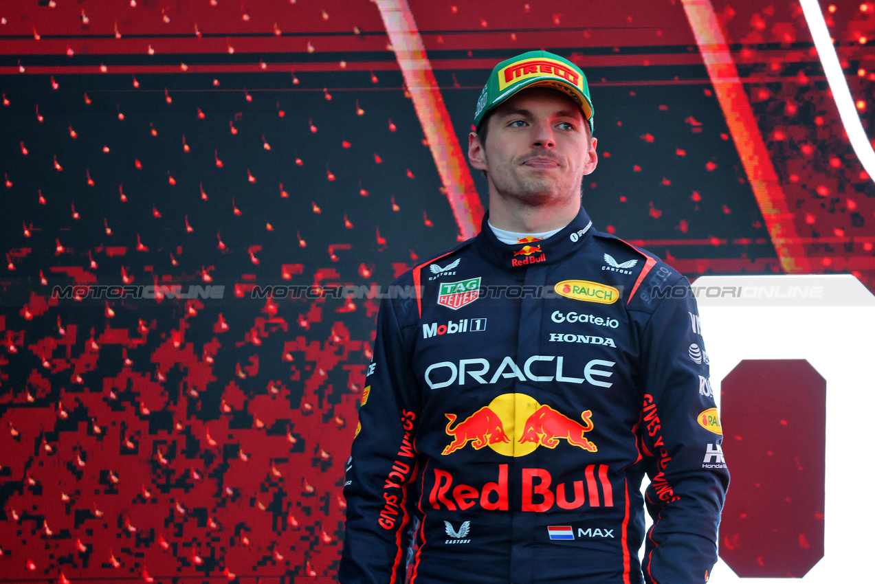 GP AUSTRALIA, Second placed Max Verstappen (NLD) Red Bull Racing on the podium.

16.03.2025. Formula 1 World Championship, Rd 1, Australian Grand Prix, Albert Park, Melbourne, Australia, Gara Day.

- www.xpbimages.com, EMail: requests@xpbimages.com © Copyright: Batchelor / XPB Images