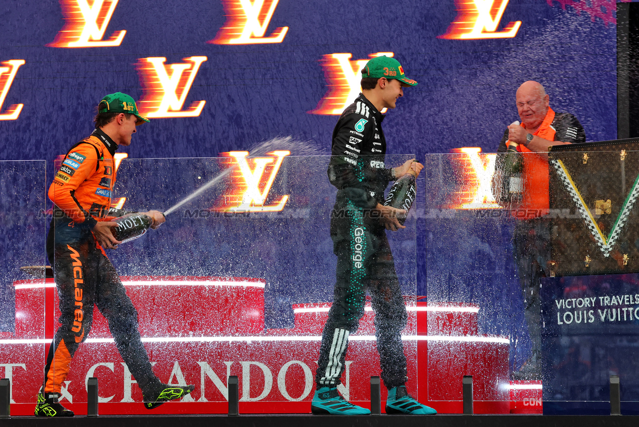 GP AUSTRALIA, (L to R): vincitore Lando Norris (GBR) McLaren celebrates on the podium with third placed George Russell (GBR) Mercedes AMG F1 e Rob Marshall (GBR) McLaren Chief Designer.

16.03.2025. Formula 1 World Championship, Rd 1, Australian Grand Prix, Albert Park, Melbourne, Australia, Gara Day.

- www.xpbimages.com, EMail: requests@xpbimages.com © Copyright: Batchelor / XPB Images