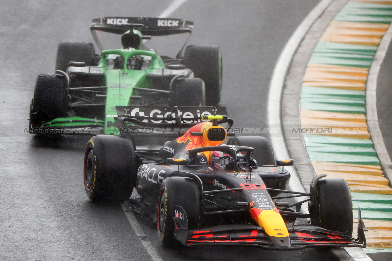 GP AUSTRALIA, Liam Lawson (NZL), Red Bull Racing Nico Hulkenberg (GER), Sauber F1 Team 
16.03.2025. Formula 1 World Championship, Rd 1, Australian Grand Prix, Albert Park, Melbourne, Australia, Gara Day.
- www.xpbimages.com, EMail: requests@xpbimages.com © Copyright: Charniaux / XPB Images