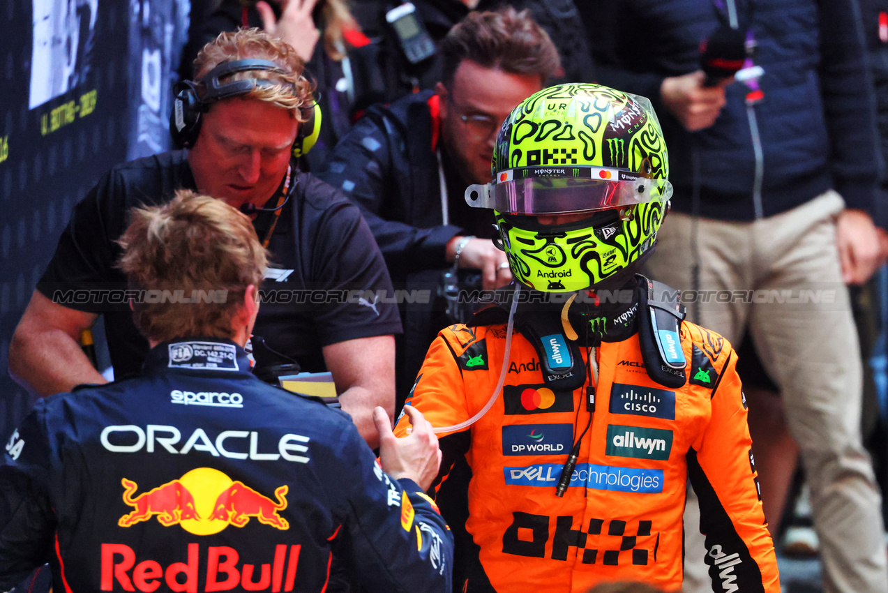 GP AUSTRALIA, Gara winner Lando Norris (GBR) McLaren celebrates with second placed Max Verstappen (NLD) Red Bull Racing in parc ferme.

16.03.2025. Formula 1 World Championship, Rd 1, Australian Grand Prix, Albert Park, Melbourne, Australia, Gara Day.

- www.xpbimages.com, EMail: requests@xpbimages.com © Copyright: Batchelor / XPB Images