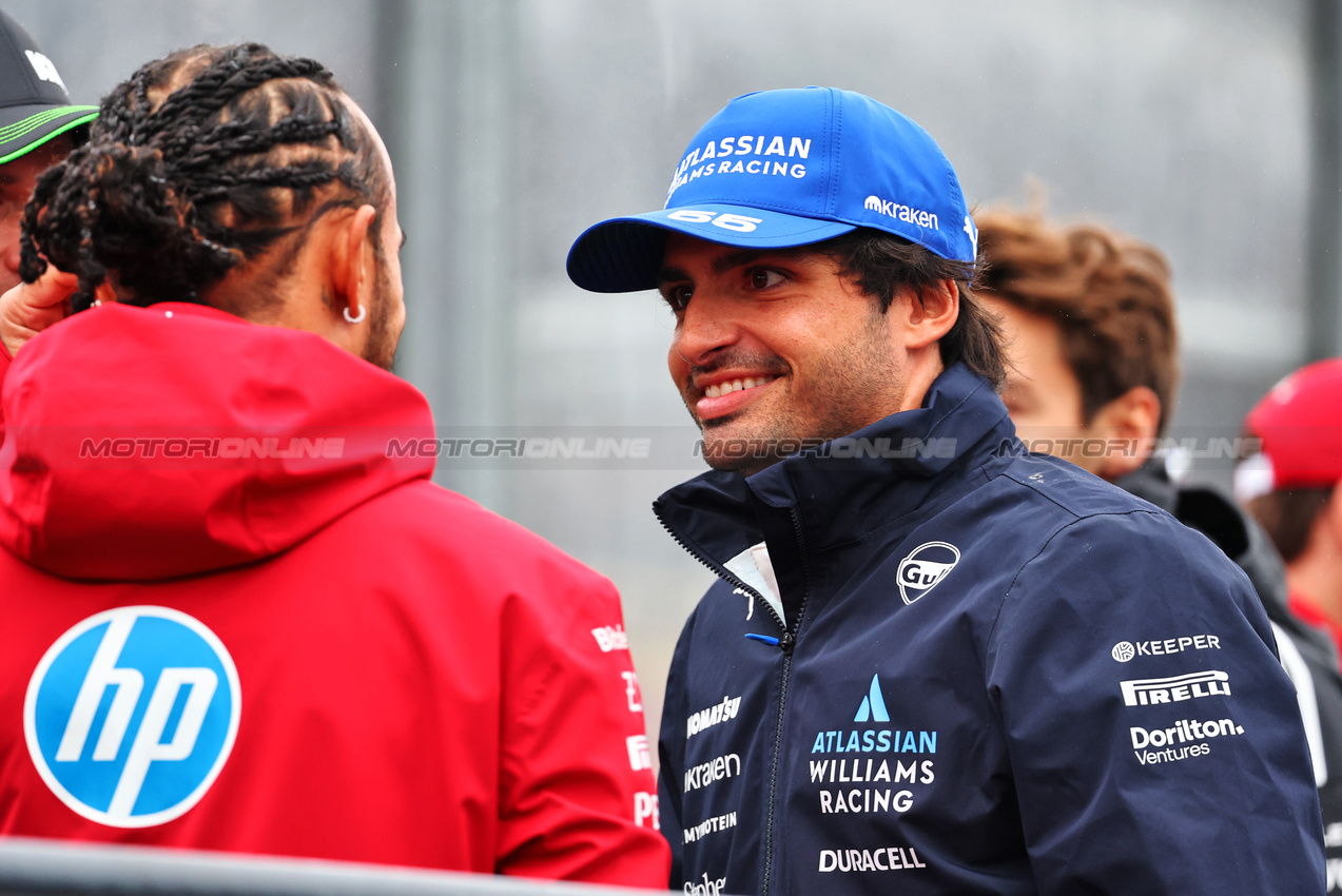 GP AUSTRALIA, (L to R): Lewis Hamilton (GBR) Ferrari with Carlos Sainz (ESP) Atlassian Williams Racing on the drivers' parade.

16.03.2025. Formula 1 World Championship, Rd 1, Australian Grand Prix, Albert Park, Melbourne, Australia, Gara Day.

- www.xpbimages.com, EMail: requests@xpbimages.com © Copyright: Batchelor / XPB Images