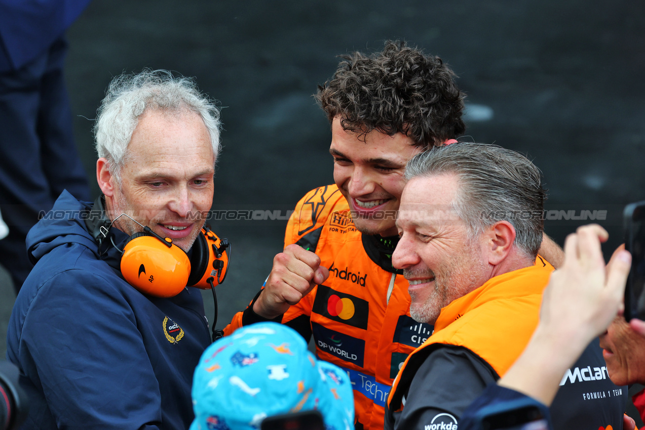 GP AUSTRALIA, Gara winner Lando Norris (GBR) McLaren celebrates with Mark Berryman (GBR) Add Motorsports Director e Driver Manager (Left) e Zak Brown (USA) McLaren Executive Director in parc ferme.

16.03.2025. Formula 1 World Championship, Rd 1, Australian Grand Prix, Albert Park, Melbourne, Australia, Gara Day.

- www.xpbimages.com, EMail: requests@xpbimages.com © Copyright: Batchelor / XPB Images