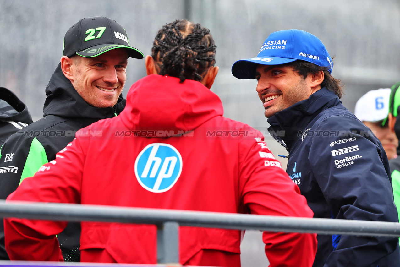 GP AUSTRALIA, (L to R): Nico Hulkenberg (GER) Sauber with Lewis Hamilton (GBR) Ferrari e Carlos Sainz (ESP) Atlassian Williams Racing on the drivers' parade.

16.03.2025. Formula 1 World Championship, Rd 1, Australian Grand Prix, Albert Park, Melbourne, Australia, Gara Day.

- www.xpbimages.com, EMail: requests@xpbimages.com © Copyright: Batchelor / XPB Images