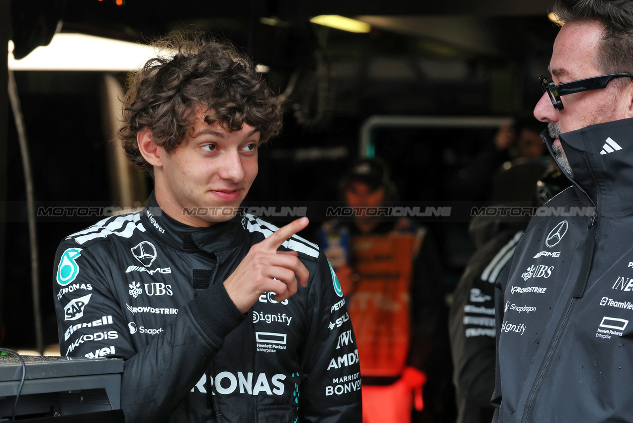 GP AUSTRALIA, (L to R): Andrea Kimi Antonelli (ITA) Mercedes AMG F1 with Gwen Lagrue, Head of Mercedes AMG Driver Development.

16.03.2025. Formula 1 World Championship, Rd 1, Australian Grand Prix, Albert Park, Melbourne, Australia, Gara Day.

- www.xpbimages.com, EMail: requests@xpbimages.com © Copyright: Moy / XPB Images