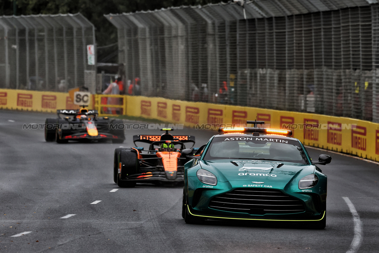 GP AUSTRALIA, Lando Norris (GBR) McLaren MCL39 davanti a behind the Aston Martin FIA Safety Car.

16.03.2025. Formula 1 World Championship, Rd 1, Australian Grand Prix, Albert Park, Melbourne, Australia, Gara Day.

- www.xpbimages.com, EMail: requests@xpbimages.com © Copyright: Moy / XPB Images