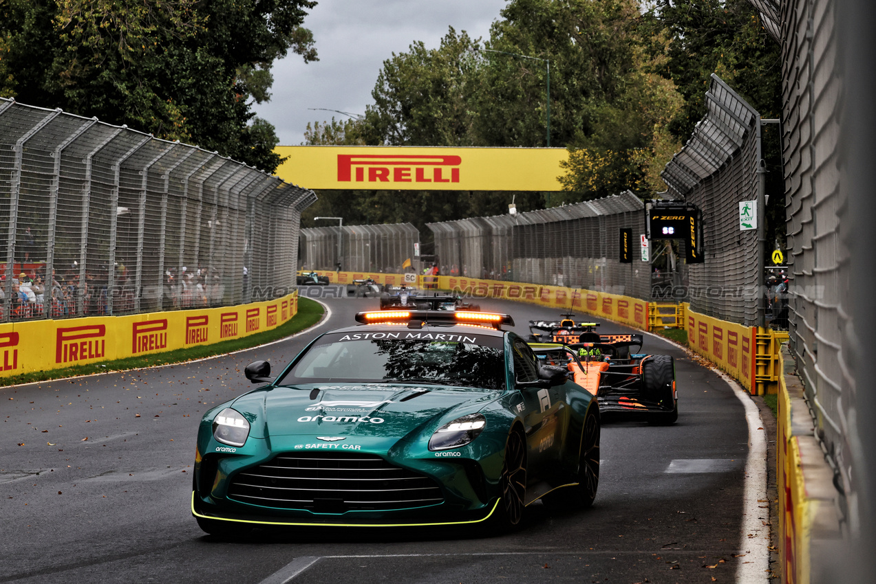 GP AUSTRALIA, Lando Norris (GBR) McLaren MCL39 davanti a behind the Aston Martin FIA Safety Car.

16.03.2025. Formula 1 World Championship, Rd 1, Australian Grand Prix, Albert Park, Melbourne, Australia, Gara Day.

- www.xpbimages.com, EMail: requests@xpbimages.com © Copyright: Moy / XPB Images