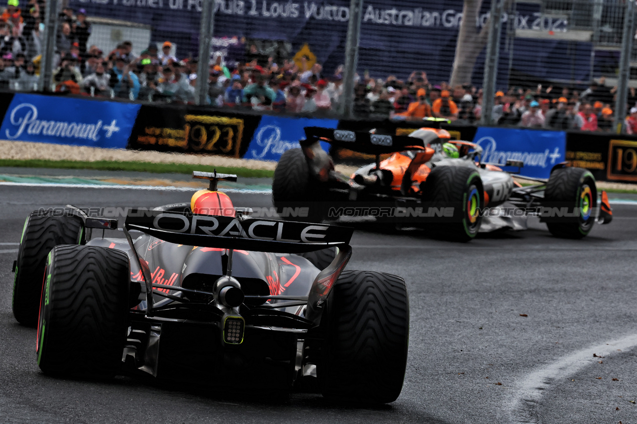 GP AUSTRALIA, Max Verstappen (NLD) Red Bull Racing RB21 follows Lando Norris (GBR) McLaren MCL39.

16.03.2025. Formula 1 World Championship, Rd 1, Australian Grand Prix, Albert Park, Melbourne, Australia, Gara Day.

- www.xpbimages.com, EMail: requests@xpbimages.com © Copyright: Moy / XPB Images