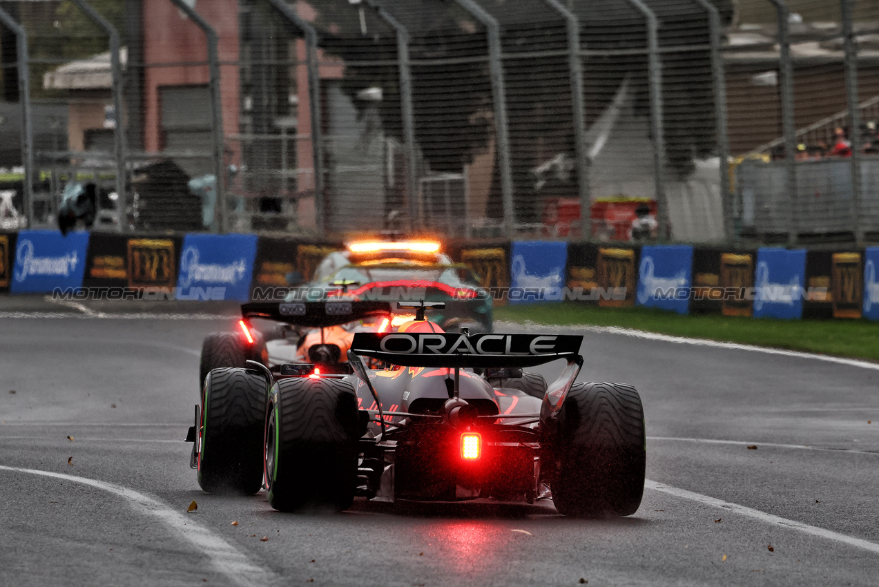 GP AUSTRALIA, Max Verstappen (NLD) Red Bull Racing RB21 follows Lando Norris (GBR) McLaren MCL39.

16.03.2025. Formula 1 World Championship, Rd 1, Australian Grand Prix, Albert Park, Melbourne, Australia, Gara Day.

- www.xpbimages.com, EMail: requests@xpbimages.com © Copyright: Moy / XPB Images
