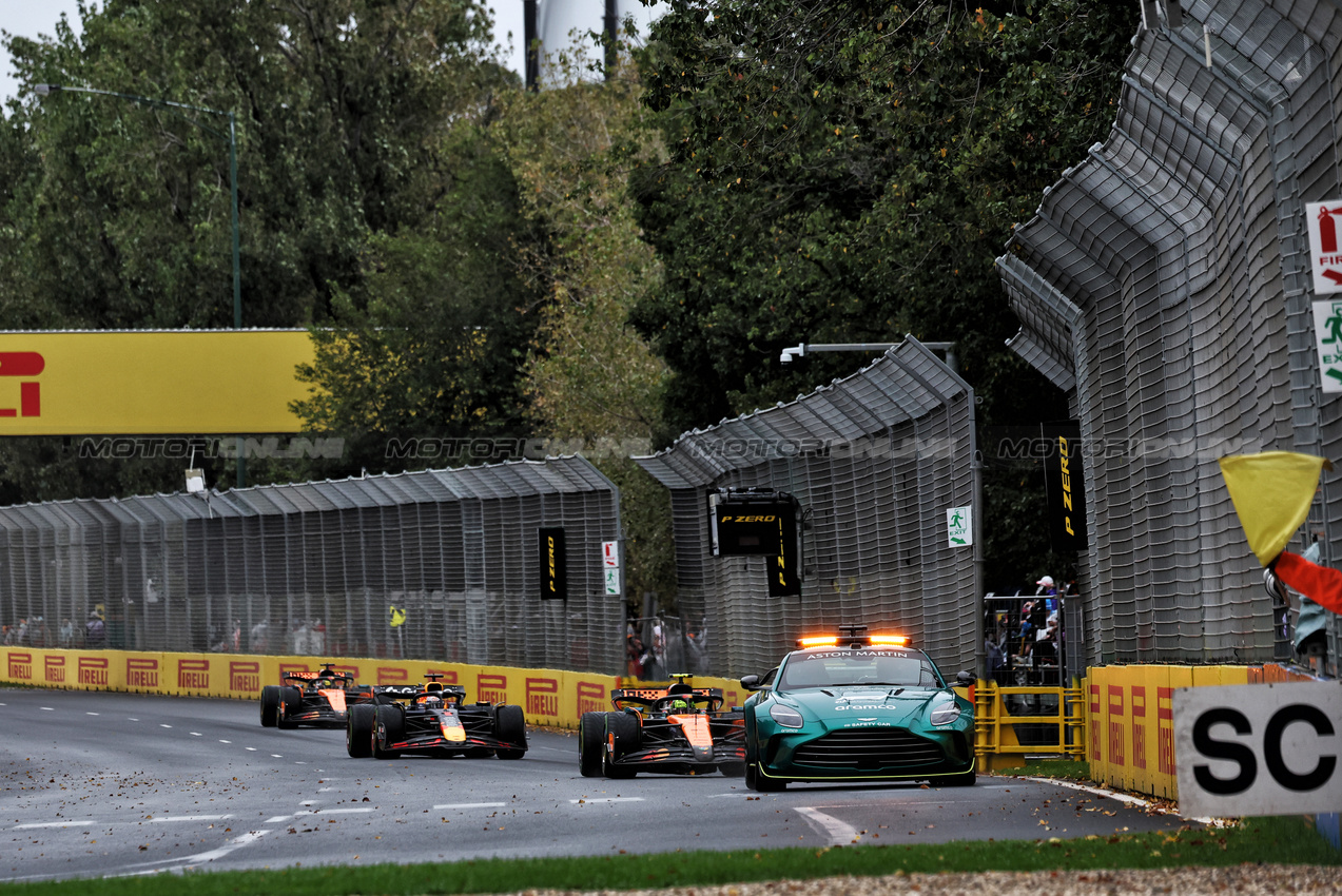 GP AUSTRALIA, Lando Norris (GBR) McLaren MCL39 davanti a behind the Aston Martin FIA Safety Car.

16.03.2025. Formula 1 World Championship, Rd 1, Australian Grand Prix, Albert Park, Melbourne, Australia, Gara Day.

- www.xpbimages.com, EMail: requests@xpbimages.com © Copyright: Moy / XPB Images