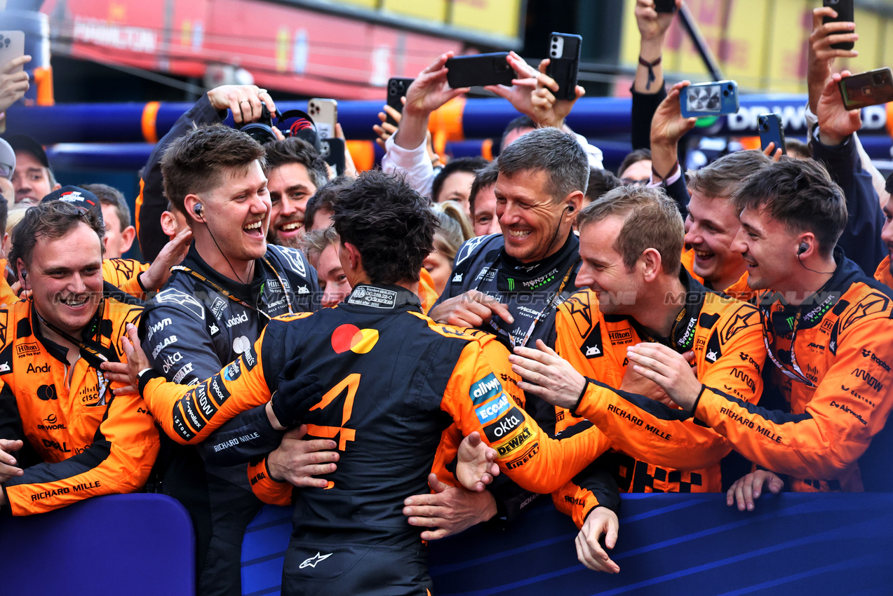 GP AUSTRALIA, Gara winner Lando Norris (GBR) McLaren celebrates with the team in parc ferme.

16.03.2025. Formula 1 World Championship, Rd 1, Australian Grand Prix, Albert Park, Melbourne, Australia, Gara Day.

- www.xpbimages.com, EMail: requests@xpbimages.com © Copyright: Bearne / XPB Images
