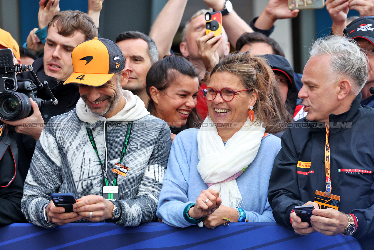 GP AUSTRALIA, Adam Norris (GBR) e Cisca Wauman (BEL), father e mother of Lando Norris (GBR) McLaren, in parc ferme.

16.03.2025. Formula 1 World Championship, Rd 1, Australian Grand Prix, Albert Park, Melbourne, Australia, Gara Day.

- www.xpbimages.com, EMail: requests@xpbimages.com © Copyright: Bearne / XPB Images
