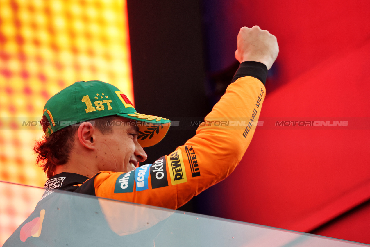 GP AUSTRALIA, Gara winner Lando Norris (GBR) McLaren celebrates on the podium.

16.03.2025. Formula 1 World Championship, Rd 1, Australian Grand Prix, Albert Park, Melbourne, Australia, Gara Day.

- www.xpbimages.com, EMail: requests@xpbimages.com © Copyright: Bearne / XPB Images