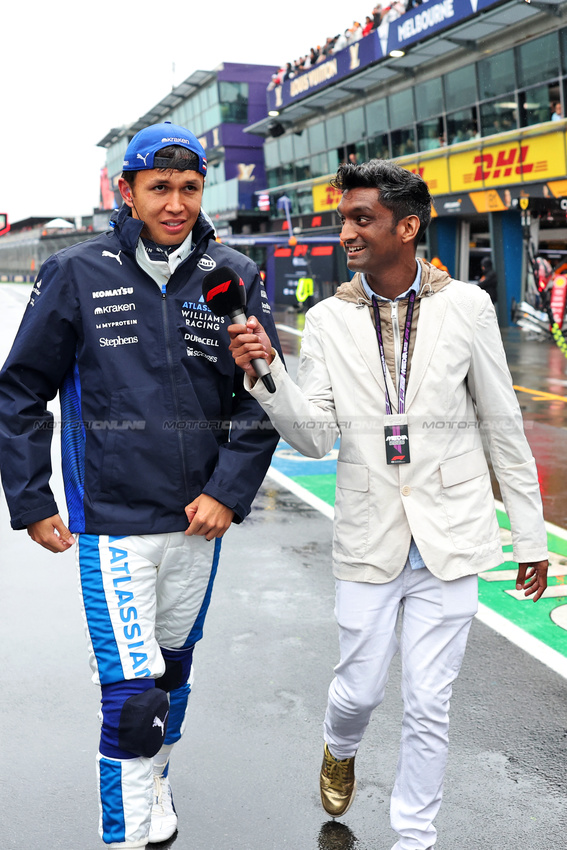 GP AUSTRALIA, Alexander Albon (THA) Atlassian Williams Racing with Lawrence Barretto (GBR) Formula 1 Senior Writer Editor.

16.03.2025. Formula 1 World Championship, Rd 1, Australian Grand Prix, Albert Park, Melbourne, Australia, Gara Day.

- www.xpbimages.com, EMail: requests@xpbimages.com © Copyright: Bearne / XPB Images