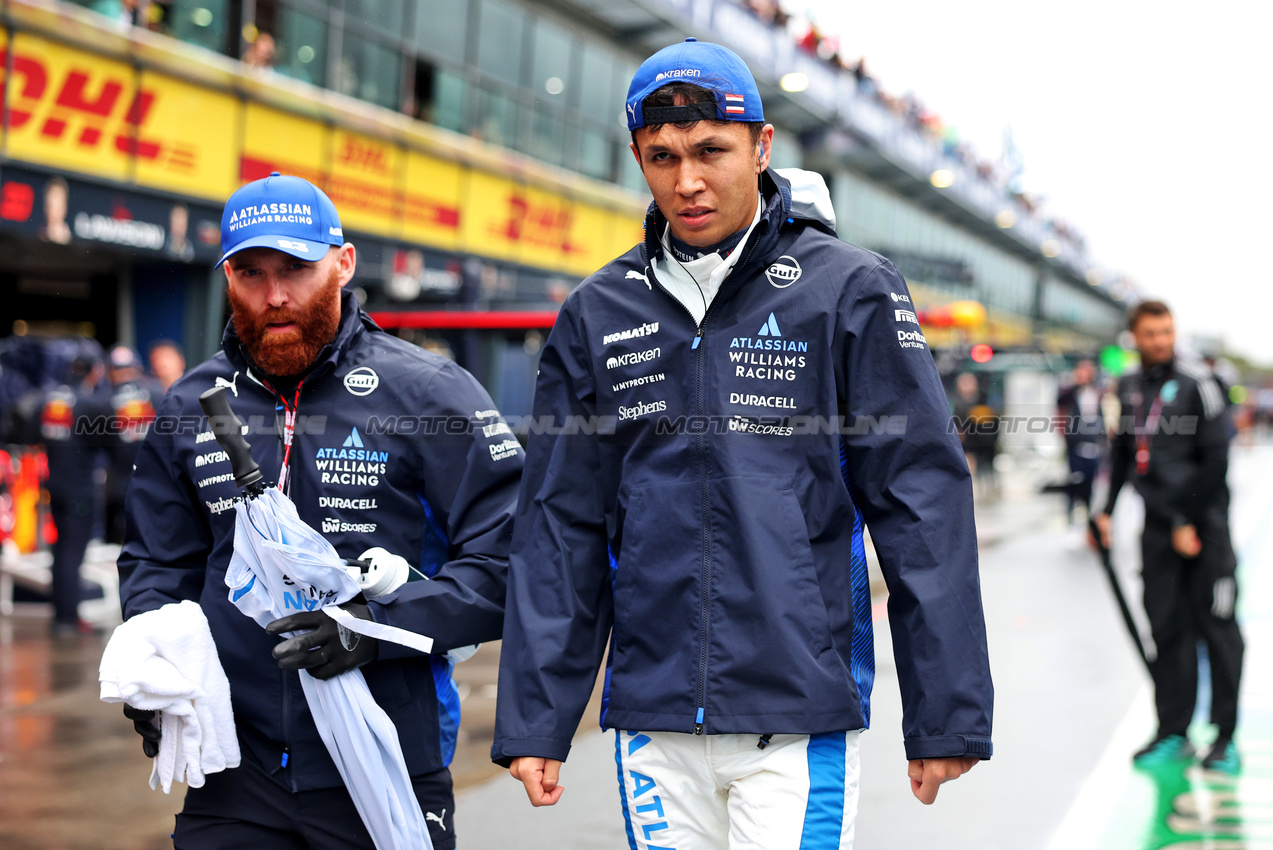 GP AUSTRALIA, Alexander Albon (THA) Atlassian Williams Racing with Patrick Harding (GBR) Atlassian Williams Racing Personal Trainer on the grid.

16.03.2025. Formula 1 World Championship, Rd 1, Australian Grand Prix, Albert Park, Melbourne, Australia, Gara Day.

- www.xpbimages.com, EMail: requests@xpbimages.com © Copyright: Bearne / XPB Images