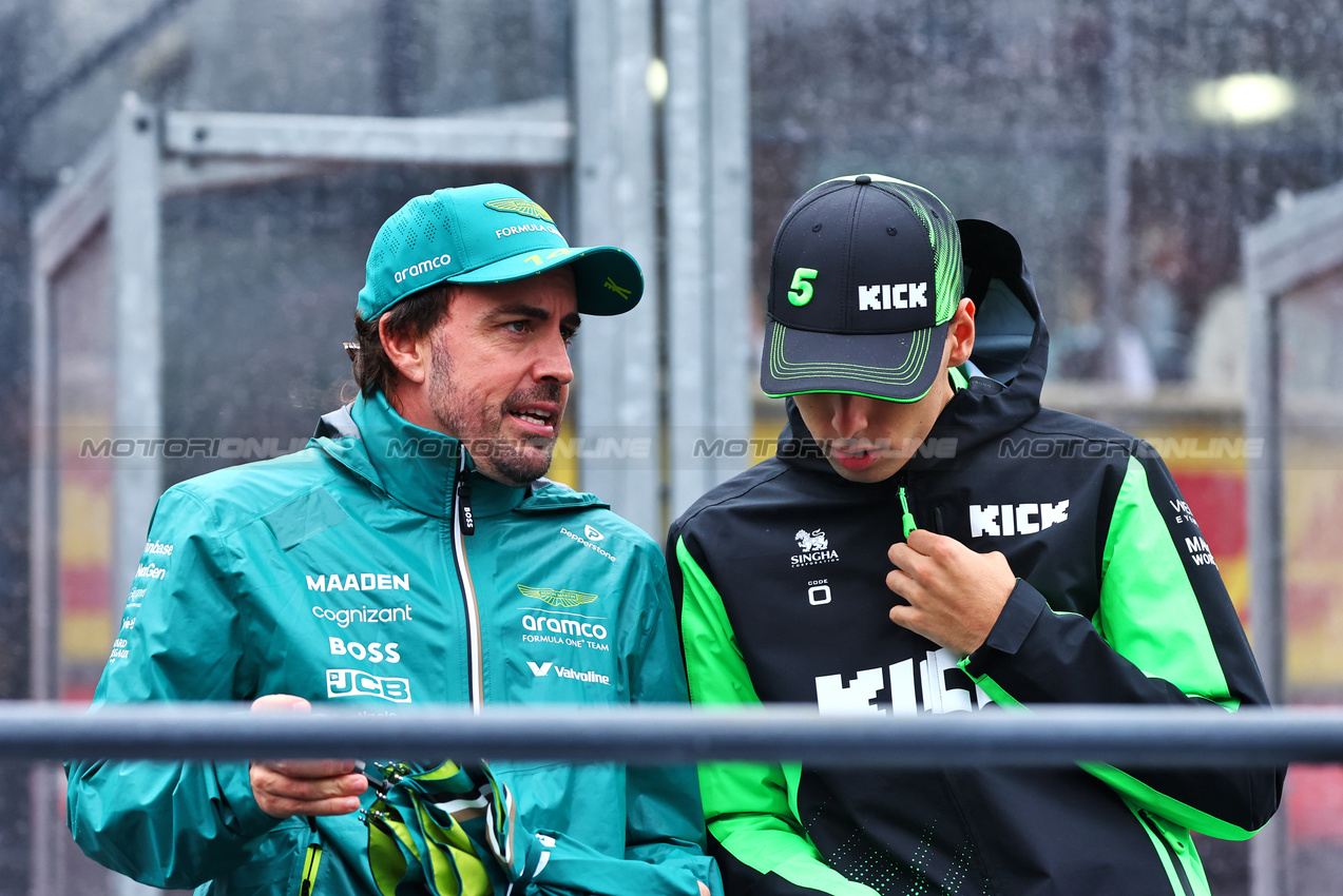 GP AUSTRALIA, (L to R): Fernando Alonso (ESP) Aston Martin F1 Team with Gabriel Bortoleto (BRA) Sauber on the drivers' parade.

16.03.2025. Formula 1 World Championship, Rd 1, Australian Grand Prix, Albert Park, Melbourne, Australia, Gara Day.

- www.xpbimages.com, EMail: requests@xpbimages.com © Copyright: Batchelor / XPB Images