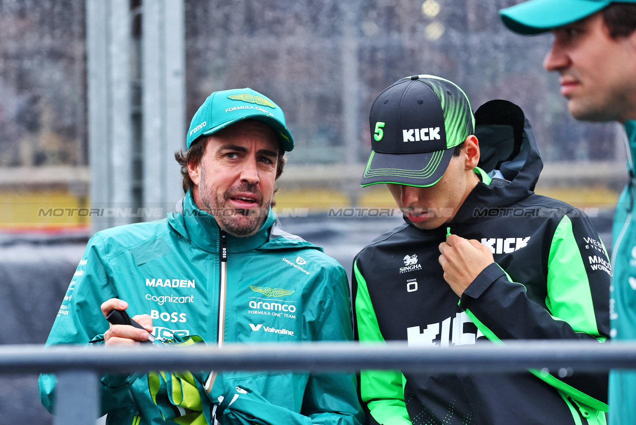 GP AUSTRALIA, (L to R): Fernando Alonso (ESP) Aston Martin F1 Team with Gabriel Bortoleto (BRA) Sauber on the drivers' parade.

16.03.2025. Formula 1 World Championship, Rd 1, Australian Grand Prix, Albert Park, Melbourne, Australia, Gara Day.

- www.xpbimages.com, EMail: requests@xpbimages.com © Copyright: Batchelor / XPB Images