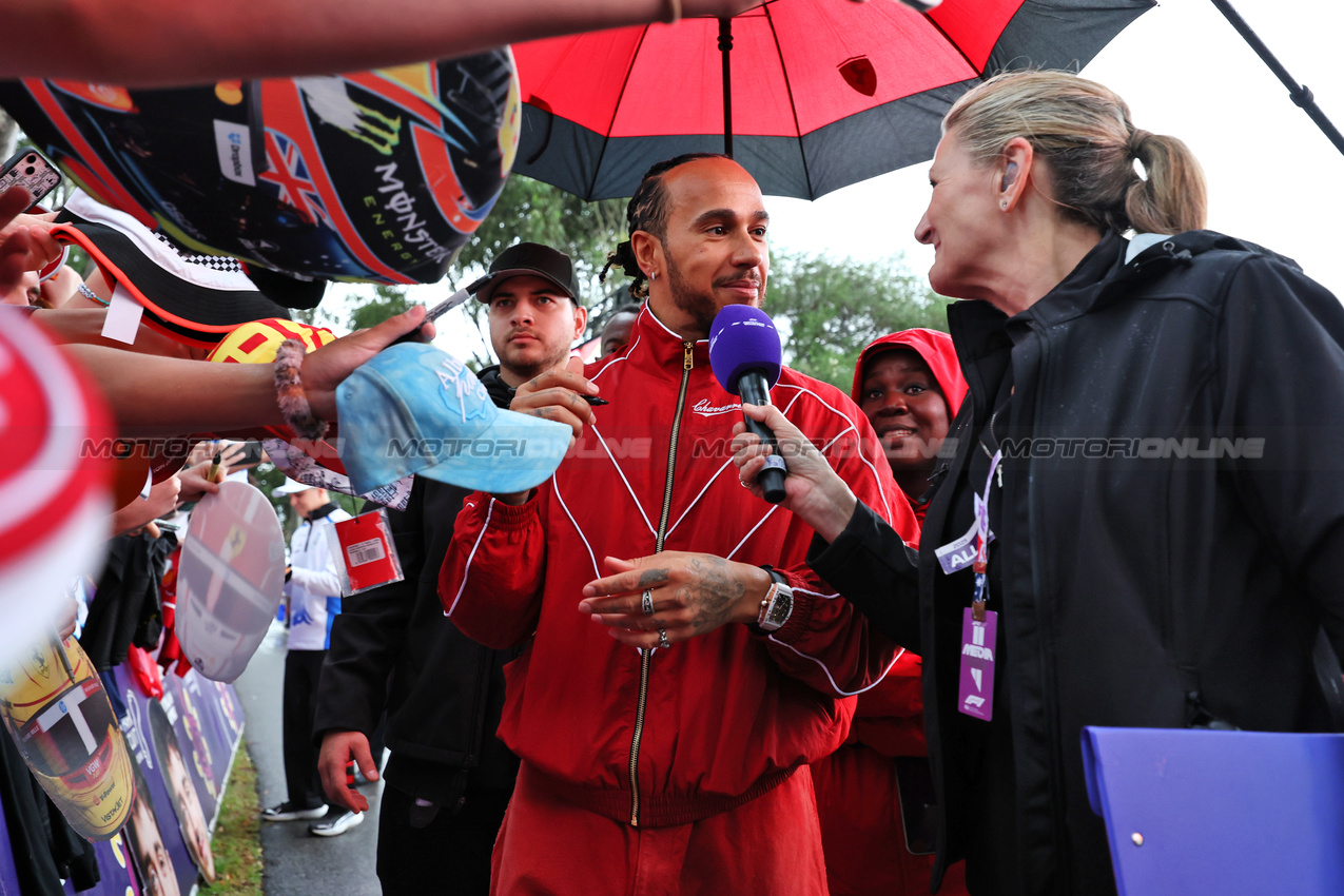 GP AUSTRALIA, Lewis Hamilton (GBR) Ferrari with Louise Goodman (GBR) Goodman Media e fans.

16.03.2025. Formula 1 World Championship, Rd 1, Australian Grand Prix, Albert Park, Melbourne, Australia, Gara Day.

- www.xpbimages.com, EMail: requests@xpbimages.com © Copyright: Moy / XPB Images