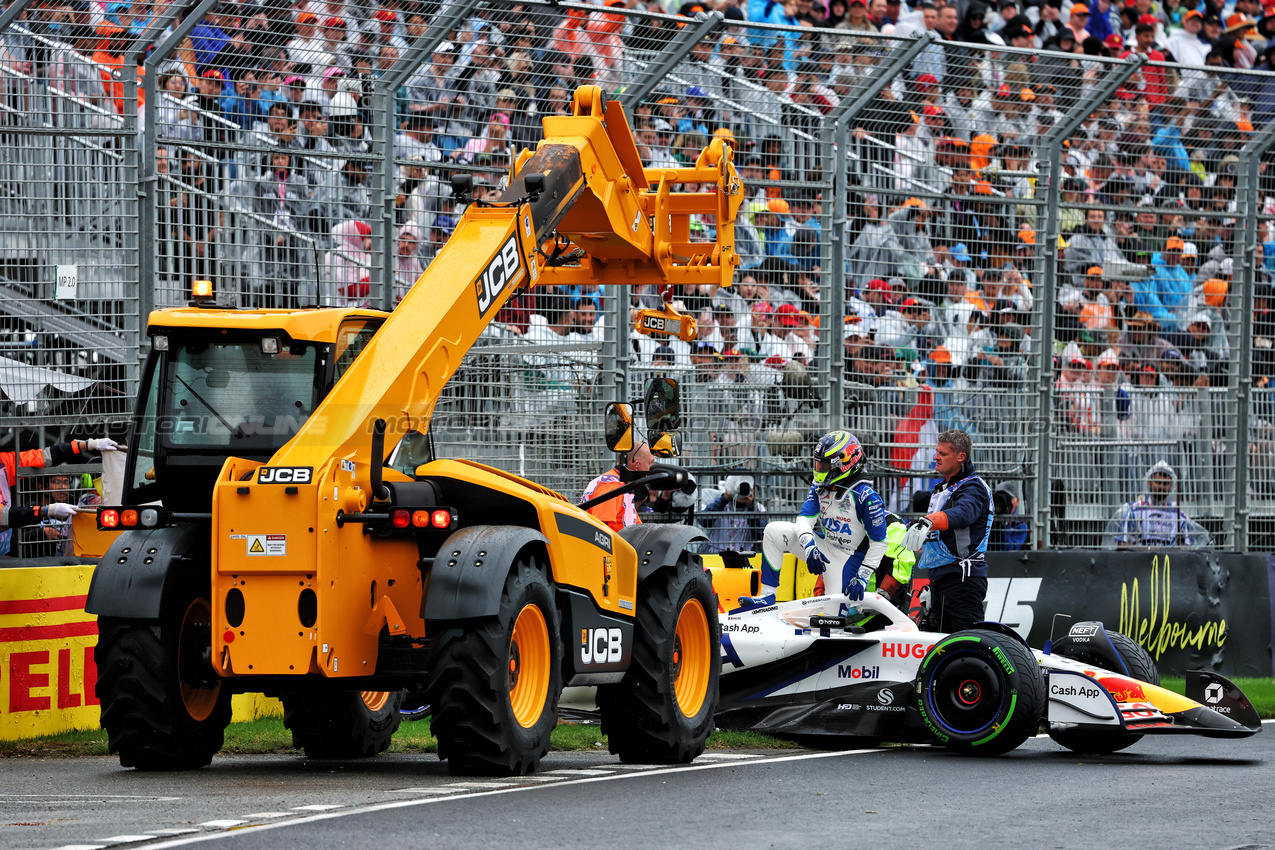 GP AUSTRALIA, Isack Hadjar (FRA) Racing Bulls VCARB 02 crashed out on the formation lap.

16.03.2025. Formula 1 World Championship, Rd 1, Australian Grand Prix, Albert Park, Melbourne, Australia, Gara Day.

- www.xpbimages.com, EMail: requests@xpbimages.com © Copyright: Batchelor / XPB Images