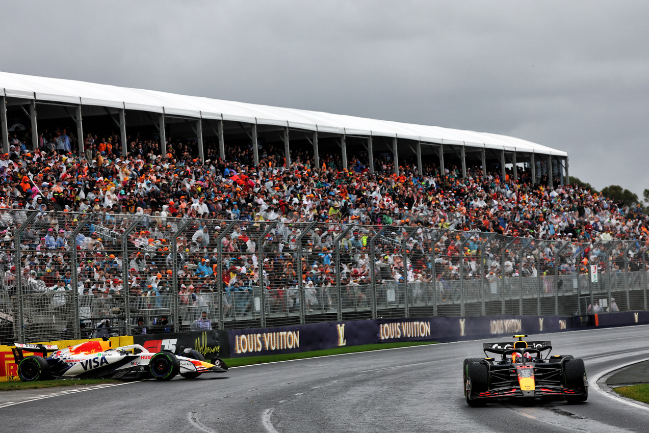 GP AUSTRALIA, Liam Lawson (NZL) Red Bull Racing RB21 passes Isack Hadjar (FRA) Racing Bulls VCARB 02 who crashed out on the formation lap.

16.03.2025. Formula 1 World Championship, Rd 1, Australian Grand Prix, Albert Park, Melbourne, Australia, Gara Day.

- www.xpbimages.com, EMail: requests@xpbimages.com © Copyright: Batchelor / XPB Images