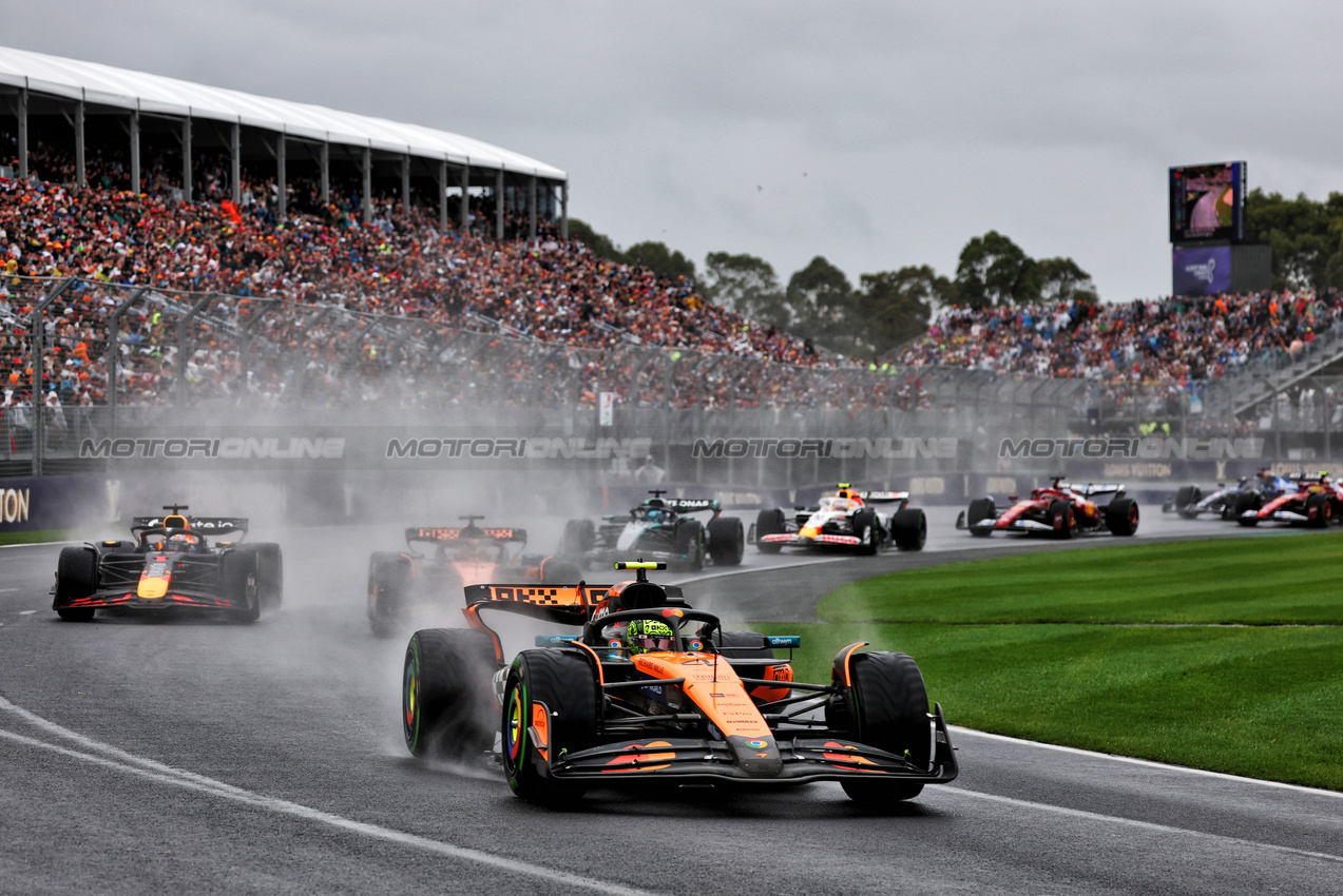 GP AUSTRALIA, Lando Norris (GBR) McLaren MCL39 davanti a at the partenza of the race.

16.03.2025. Formula 1 World Championship, Rd 1, Australian Grand Prix, Albert Park, Melbourne, Australia, Gara Day.

- www.xpbimages.com, EMail: requests@xpbimages.com © Copyright: Batchelor / XPB Images