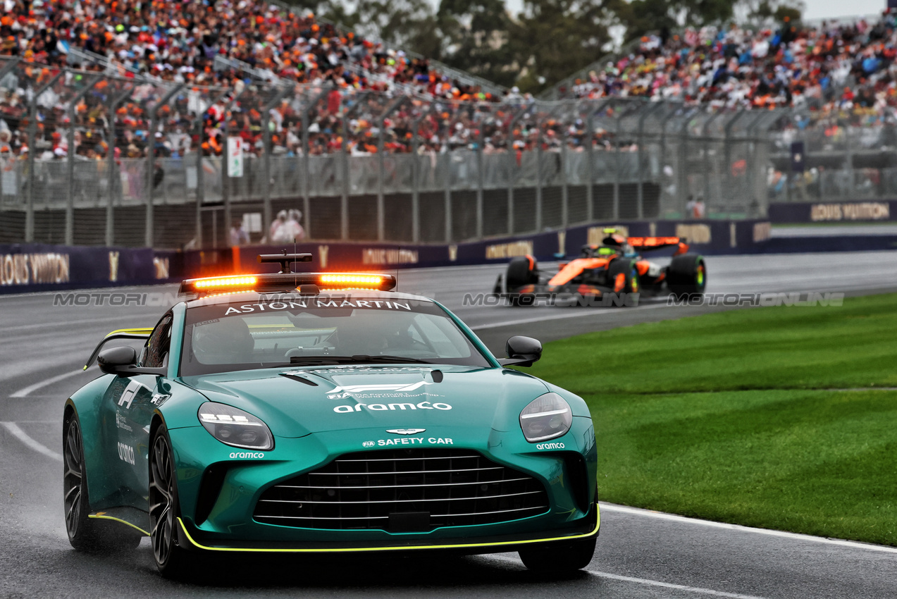 GP AUSTRALIA, Lando Norris (GBR) McLaren MCL39 davanti a behind the Aston Martin FIA Safety Car.

16.03.2025. Formula 1 World Championship, Rd 1, Australian Grand Prix, Albert Park, Melbourne, Australia, Gara Day.

- www.xpbimages.com, EMail: requests@xpbimages.com © Copyright: Batchelor / XPB Images