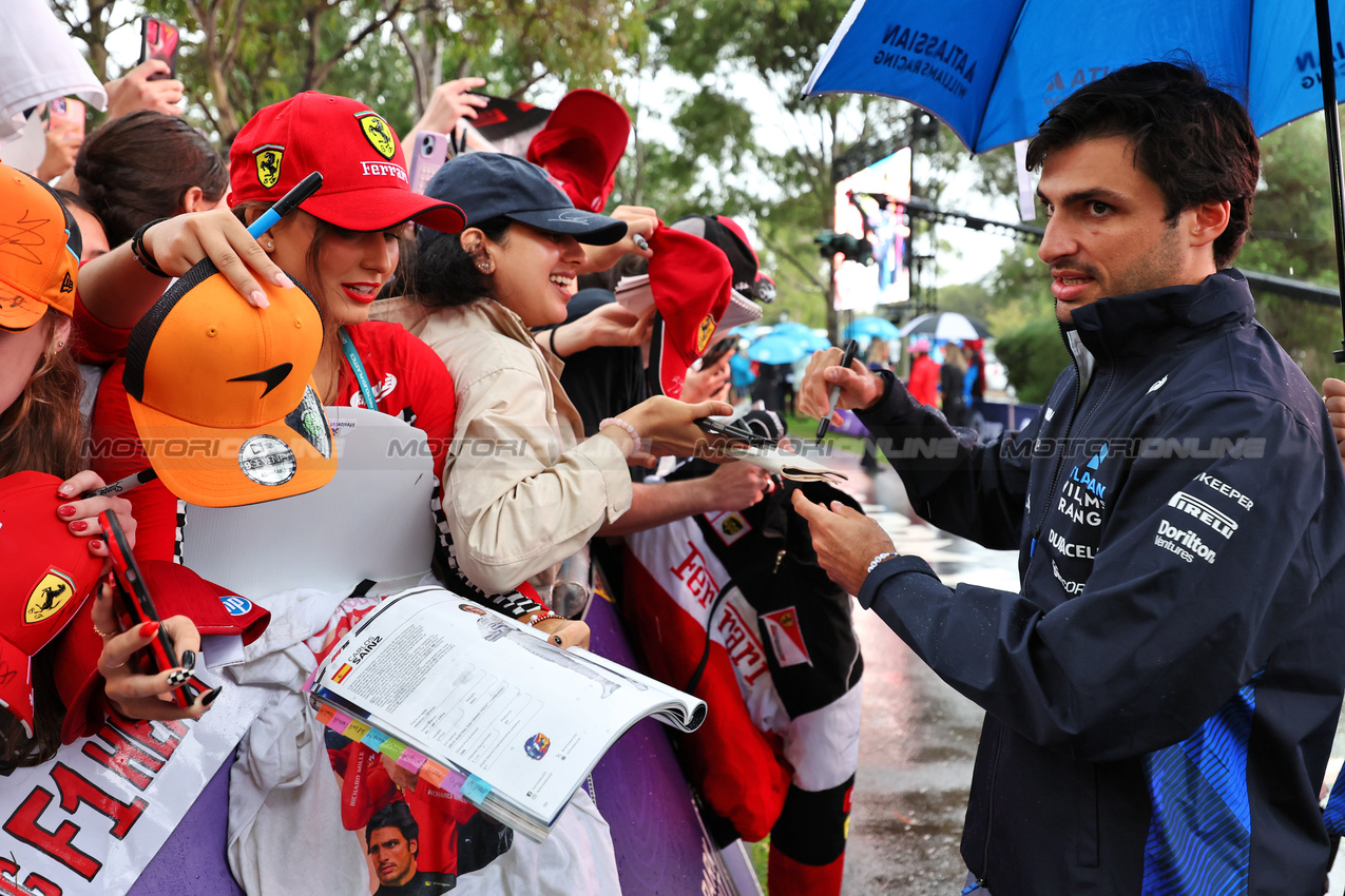GP AUSTRALIA, Carlos Sainz (ESP) Atlassian Williams Racing with fans.

16.03.2025. Formula 1 World Championship, Rd 1, Australian Grand Prix, Albert Park, Melbourne, Australia, Gara Day.

- www.xpbimages.com, EMail: requests@xpbimages.com © Copyright: Moy / XPB Images