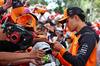 GP AUSTRALIA, Lando Norris (GBR) McLaren with fans.

16.03.2025. Formula 1 World Championship, Rd 1, Australian Grand Prix, Albert Park, Melbourne, Australia, Gara Day.

- www.xpbimages.com, EMail: requests@xpbimages.com © Copyright: Moy / XPB Images