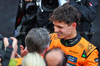GP AUSTRALIA, Gara winner Lando Norris (GBR) McLaren celebrates in parc ferme with Zak Brown (USA) McLaren Executive Director.

16.03.2025. Formula 1 World Championship, Rd 1, Australian Grand Prix, Albert Park, Melbourne, Australia, Gara Day.

- www.xpbimages.com, EMail: requests@xpbimages.com © Copyright: Batchelor / XPB Images