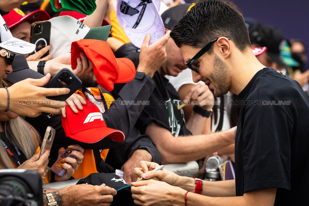 GP AUSTRALIA, Esteban Ocon (FRA) Haas F1 Team with fans.

13.03.2025. Formula 1 World Championship, Rd 1, Australian Grand Prix, Albert Park, Melbourne, Australia, Preparation Day.

- www.xpbimages.com, EMail: requests@xpbimages.com © Copyright: Bearne / XPB Images