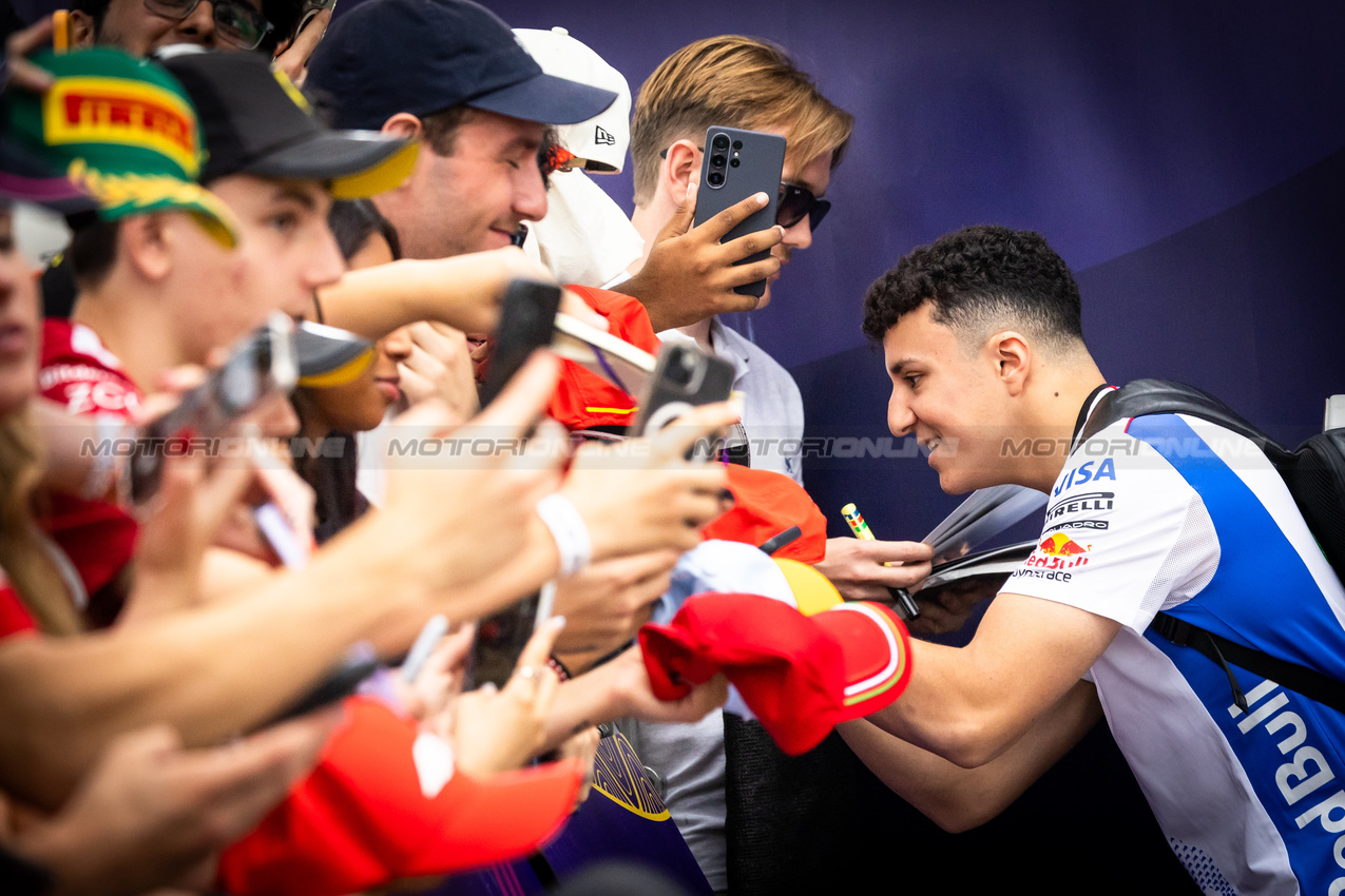 GP AUSTRALIA, Isack Hadjar (FRA) Racing Bulls with fans.

13.03.2025. Formula 1 World Championship, Rd 1, Australian Grand Prix, Albert Park, Melbourne, Australia, Preparation Day.

- www.xpbimages.com, EMail: requests@xpbimages.com © Copyright: Bearne / XPB Images