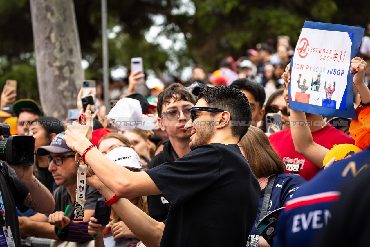 GP AUSTRALIA, Esteban Ocon (FRA) Haas F1 Team with fans.

13.03.2025. Formula 1 World Championship, Rd 1, Australian Grand Prix, Albert Park, Melbourne, Australia, Preparation Day.

- www.xpbimages.com, EMail: requests@xpbimages.com © Copyright: Bearne / XPB Images