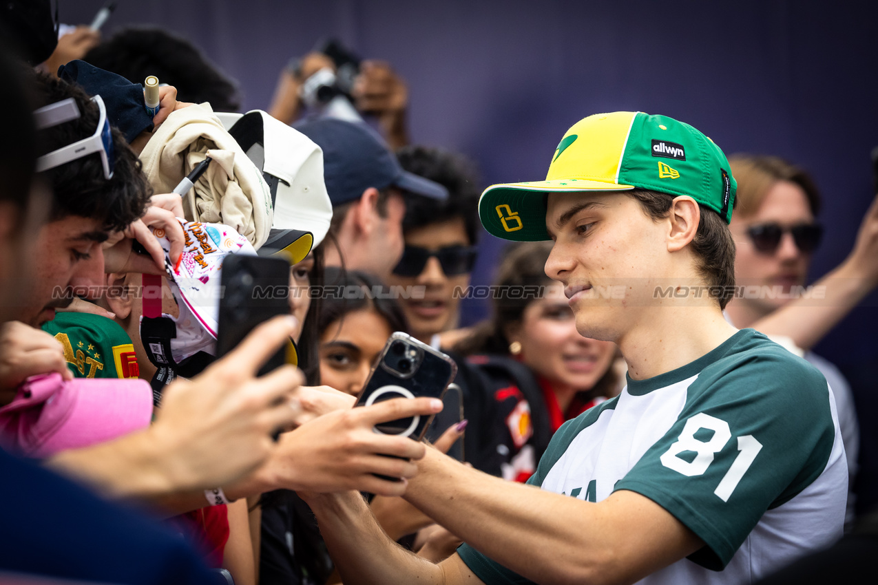 GP AUSTRALIA, Oscar Piastri (AUS) McLaren with fans.

13.03.2025. Formula 1 World Championship, Rd 1, Australian Grand Prix, Albert Park, Melbourne, Australia, Preparation Day.

- www.xpbimages.com, EMail: requests@xpbimages.com © Copyright: Bearne / XPB Images
