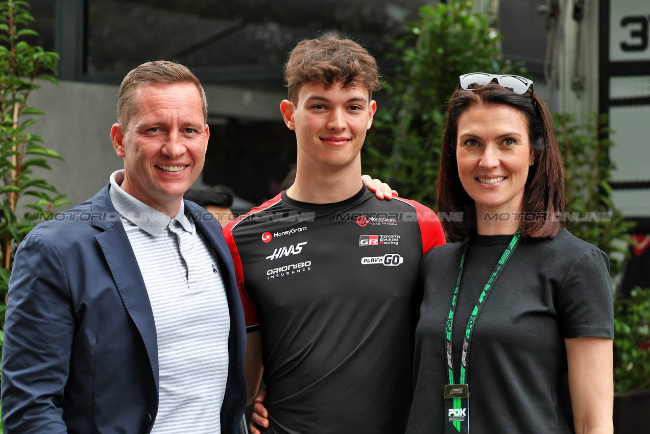 GP AUSTRALIA, Oliver Bearman (GBR) Haas F1 Team (Centre) with his father David Bearman (GBR) (Left) e mother Terri Bearman (GBR).

13.03.2025. Formula 1 World Championship, Rd 1, Australian Grand Prix, Albert Park, Melbourne, Australia, Preparation Day.

- www.xpbimages.com, EMail: requests@xpbimages.com © Copyright: Moy / XPB Images