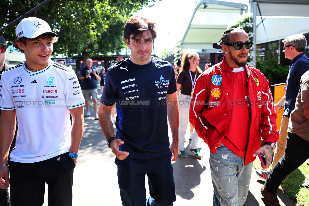 GP AUSTRALIA, (L to R): Andrea Kimi Antonelli (ITA) Mercedes AMG F1; Carlos Sainz (ESP) Atlassian Williams Racing; e Lewis Hamilton (GBR) Ferrari.

13.03.2025. Formula 1 World Championship, Rd 1, Australian Grand Prix, Albert Park, Melbourne, Australia, Preparation Day.

- www.xpbimages.com, EMail: requests@xpbimages.com © Copyright: Batchelor / XPB Images
